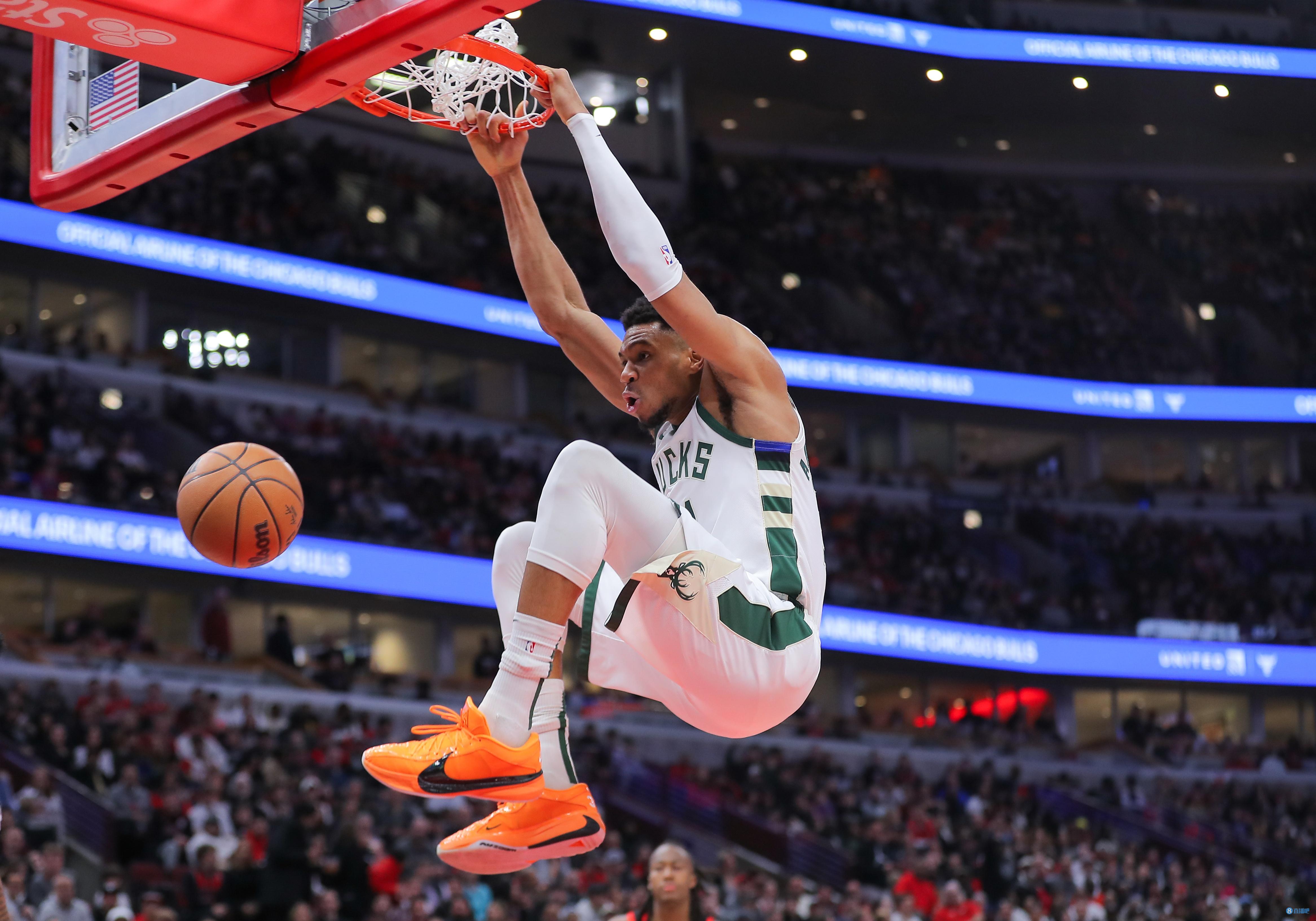 字母哥连续十二场比赛得分超过高光表现，独行侠挑战极限！的简单介绍